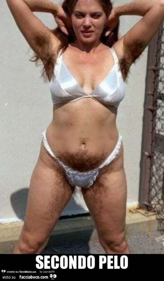 Donna pelosa in intimo. Secondo pelo