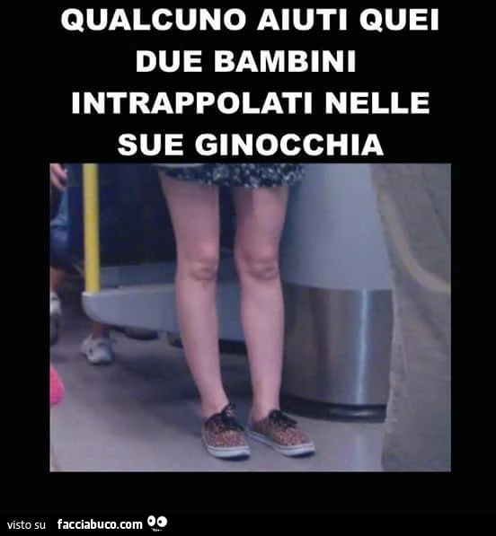 Qualcuno aiuti quei due bambini intrappolati nelle sue ginocchia