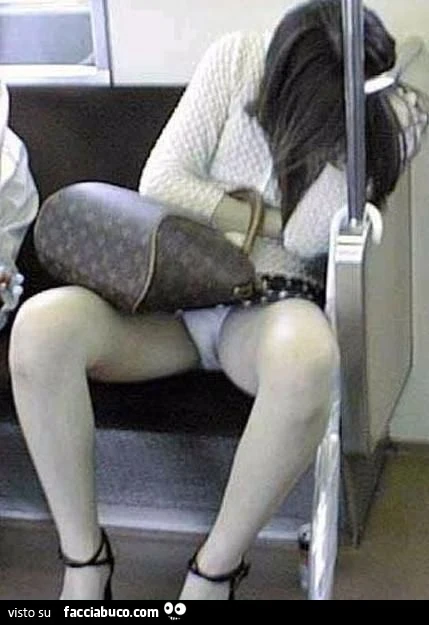 Ragazza in metro con le cosce aperte. Le si vedono tutte le mutandine