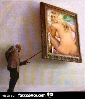 Vecchio guarda dietro il quadro di una donna nuda
