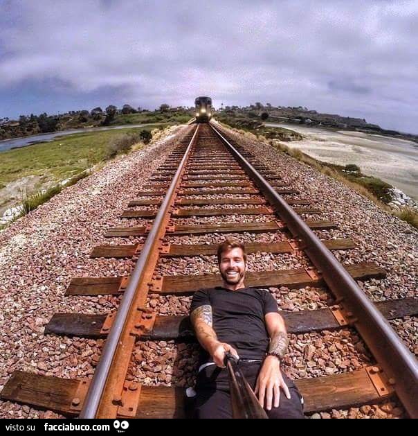 Selfie sui binari mentre arriva il treno
