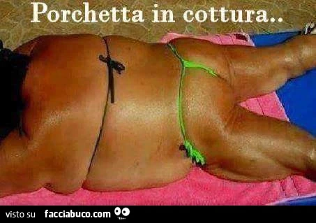 Cicciona abbronzata al mare. Porchetta in cottura