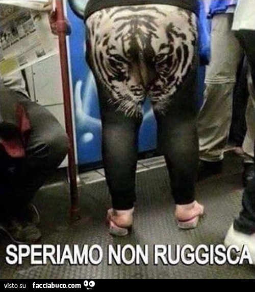 Donna in leggings con stampa sul sedere di una tigre: Speriamo non ruggisca