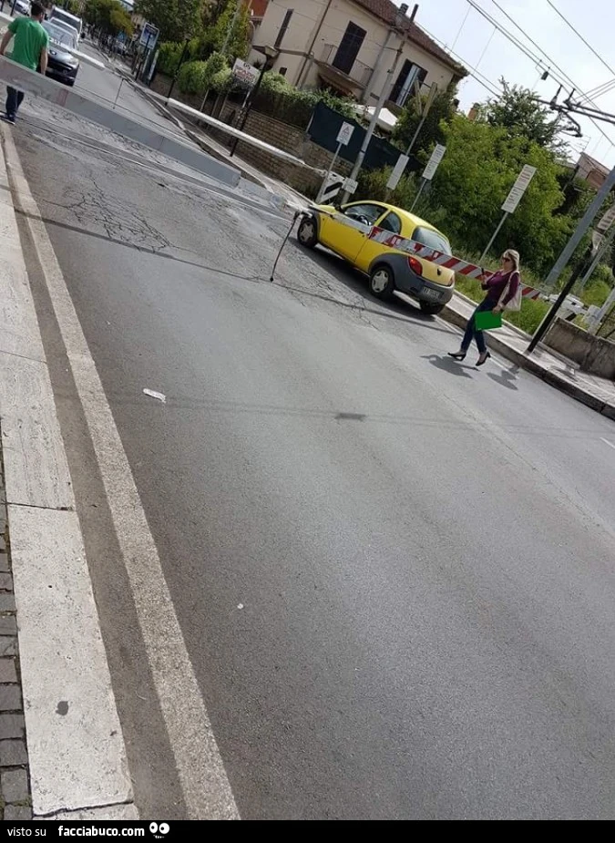 Auto bloccata in mezzo al passaggio di livello di Pavona