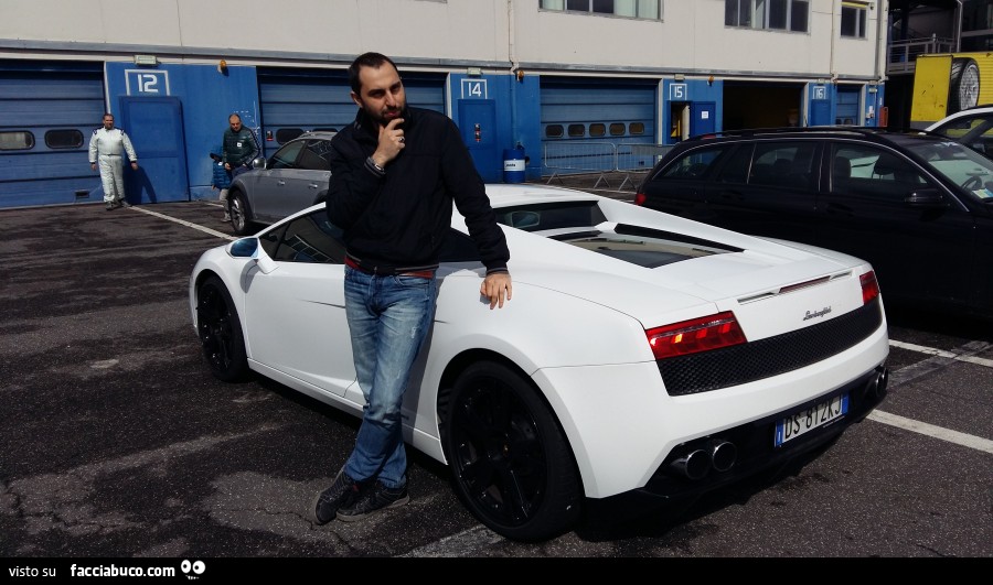 Finalvjn vicino una Lamborghini bianca all'autodromo di Vallelunga
