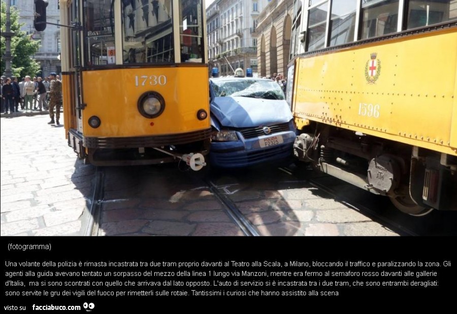 Una volante della polizia è rimasta incastrata tra due tram proprio davanti al Teatro della Scala