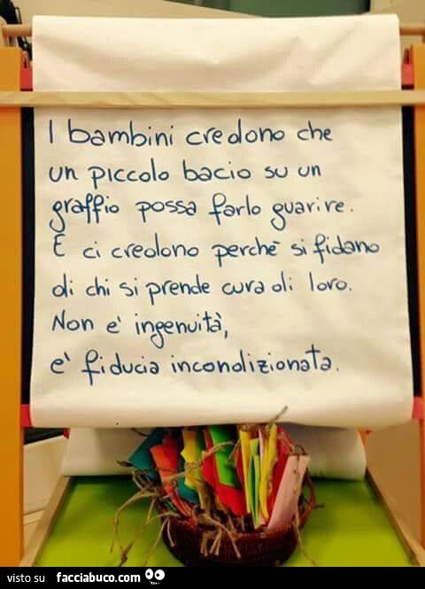 I bambini credono che un piccolo bacio su un graffio possa farlo guarire
