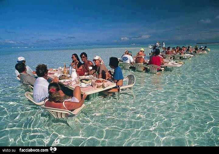 Tavoli da pranzo in mezzo all'acqua al mare