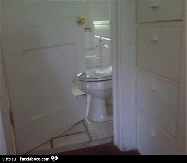 Porta con ritaglio per potersi aprire e chiudere passando attraverso il cesso