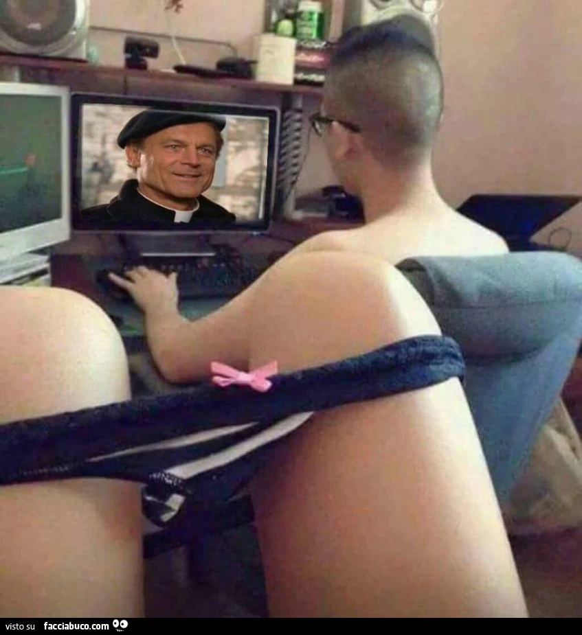Ragazza con le mutandine abbassate, ma lui guarda Don Matteo