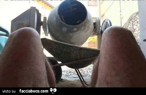 Foto delle gambe davanti l'impastatrice di cemento