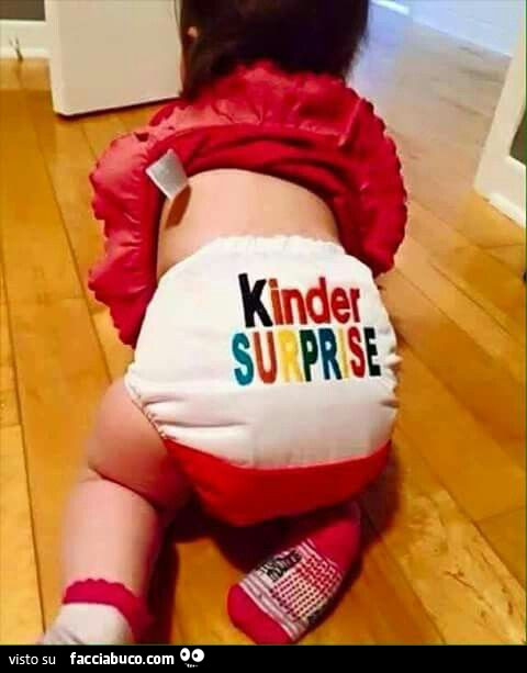 Bimbo con copri pannolino Kinder Sorpresa