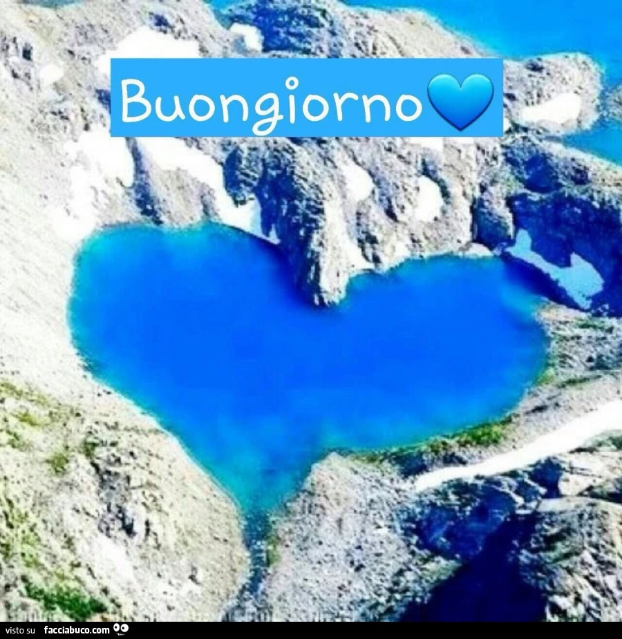 Piccolo golfo a forma di cuore. Buongiorno
