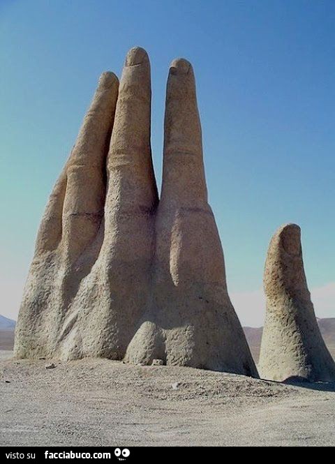 Scultura di una mano gigante ad Atacama in Chile