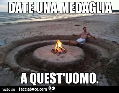 Si crea un salotto nella spiaggia. Date una medaglia a quest'uomo