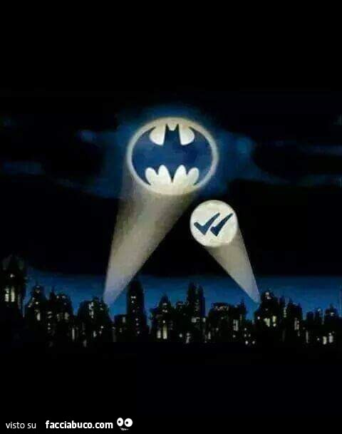 Il simbolo di Batman illumina il cielo di notte. Arriva la spunta blu
