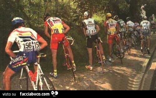 Ciclisti che fanno pipì