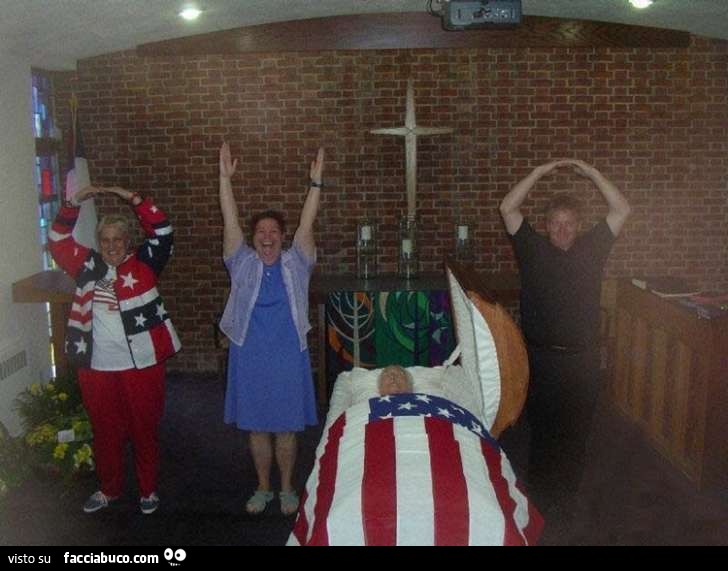 Gente che scherza durante un funerale Americano
