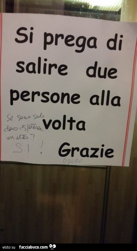 Si prega di salire due persone alla volta. Se sono solo devo aspettare un altro? Si