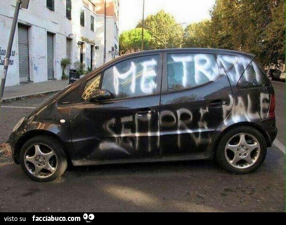 "Me tratti sempre male" scritto sull'automobile
