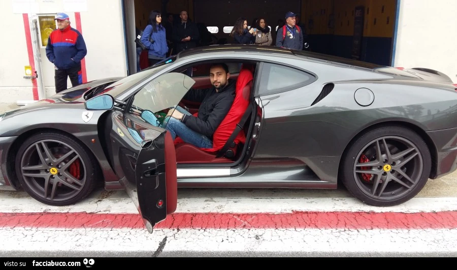 Finalvjn su una Ferrari all'autodromo di Vallelunga
