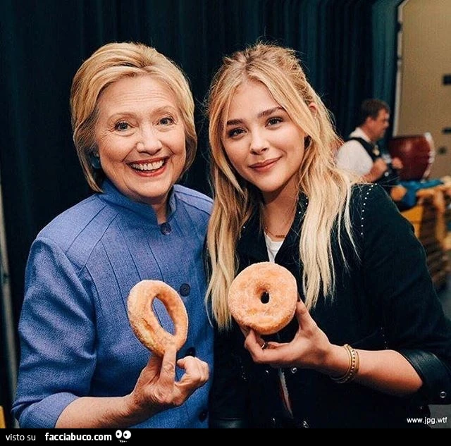 Hillary Clinton ciambelle assieme a Reese Witherspoon