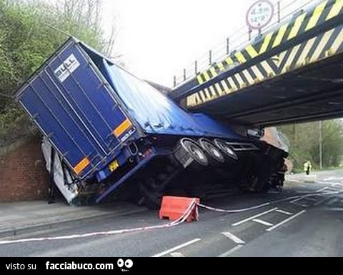 Incidente. Camion si incastra sotto cavalcavia