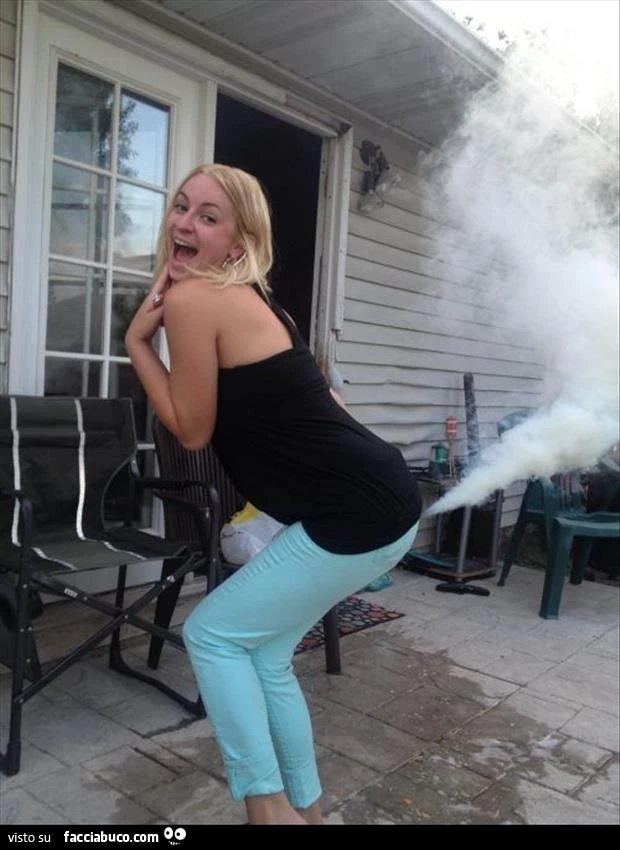 Effetto ottico ragazza che scureggia nube di fumo bianco