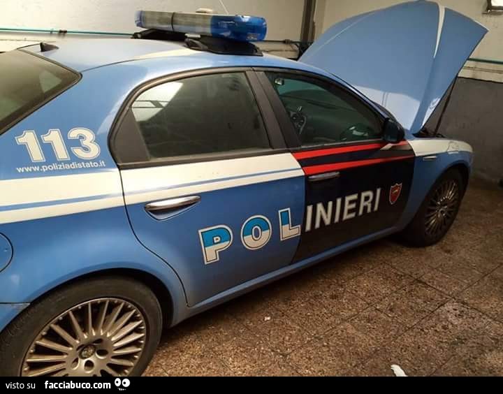 Auto polizia con porta di un auto dei carabinieri. Polinieri
