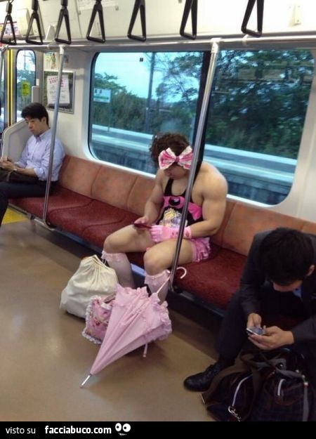 Giapponese muscoloso in metro vestito da fanciulla