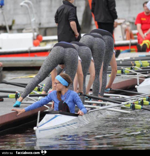 Gnocche scendono dalla canoa mostrando dei bei sederi