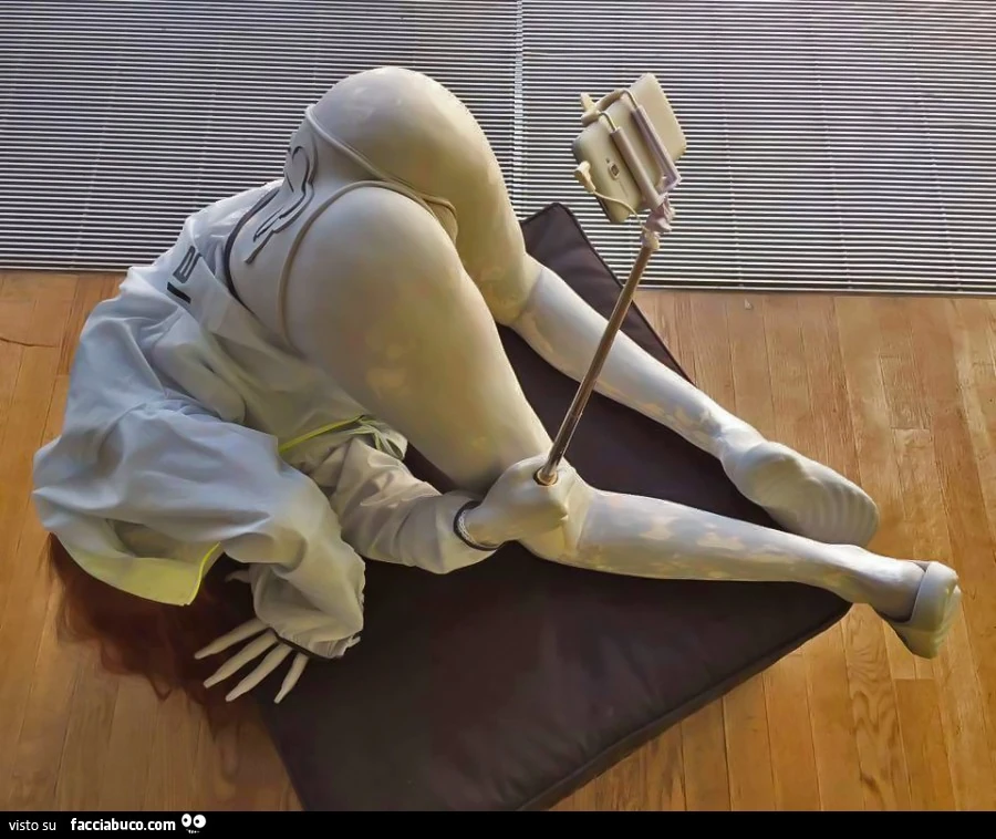 Scultura ragazza si fa il selfie alla figa