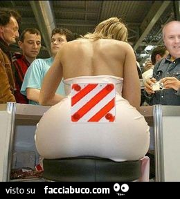 Donna con sederone grosso. Carico sporgente