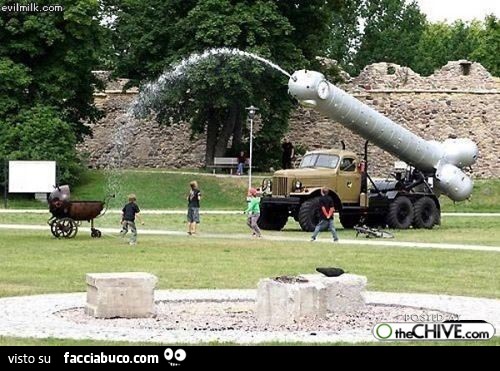 Cannone spara acqua a forma di pene gigante
