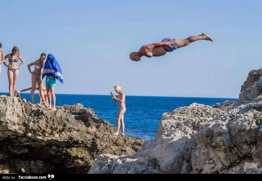 Tuffo di testa sugli scogli