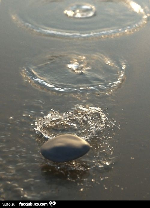 Sasso lanciato in acqua