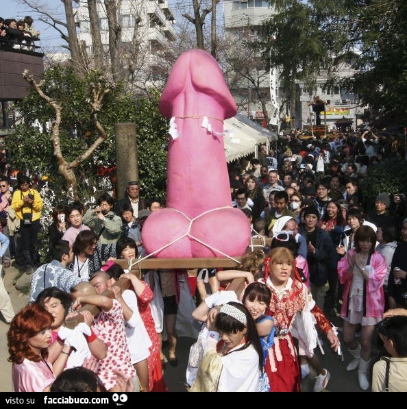 Processione Giapponese per glorificare il pene maschile