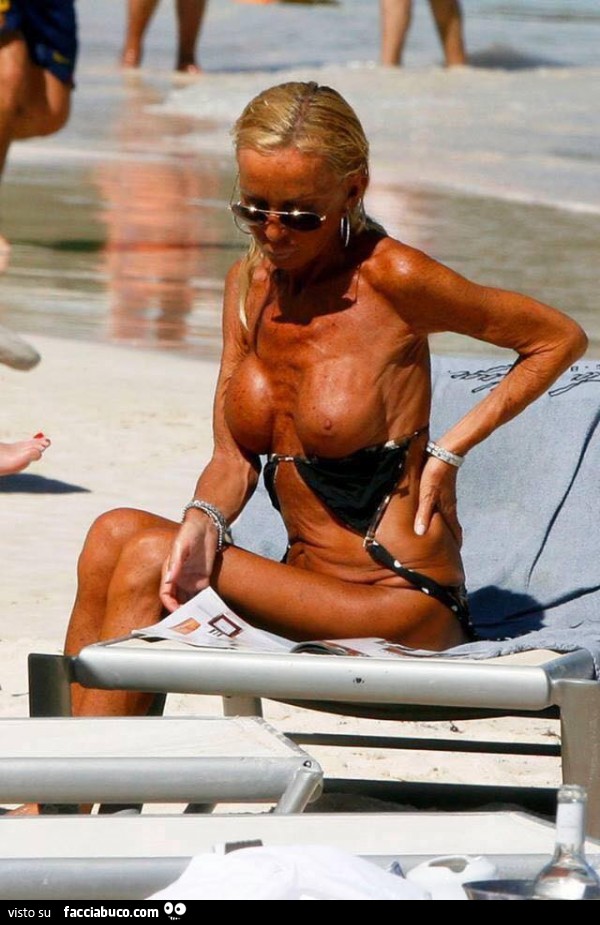 Al mare sfoggiando tette decisamente rifatte