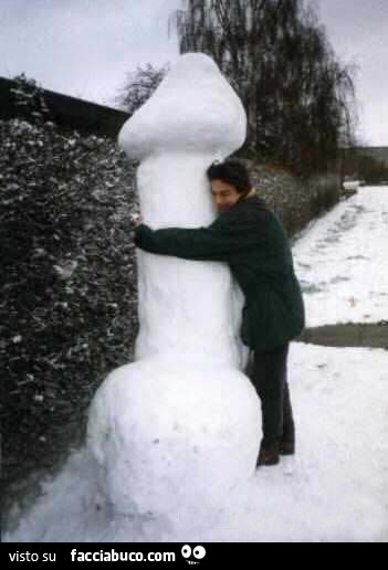 Ragazzo abbraccia enorme cazzo di neve