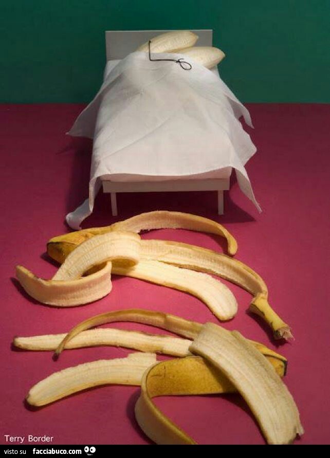 Banane sbucciate vanno a letto a dormire