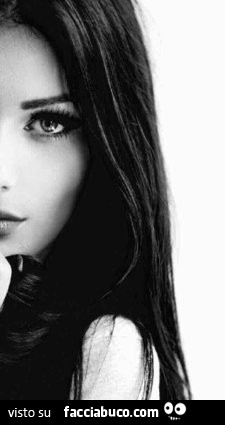 Metà sguardo di una bellissima ragazza
