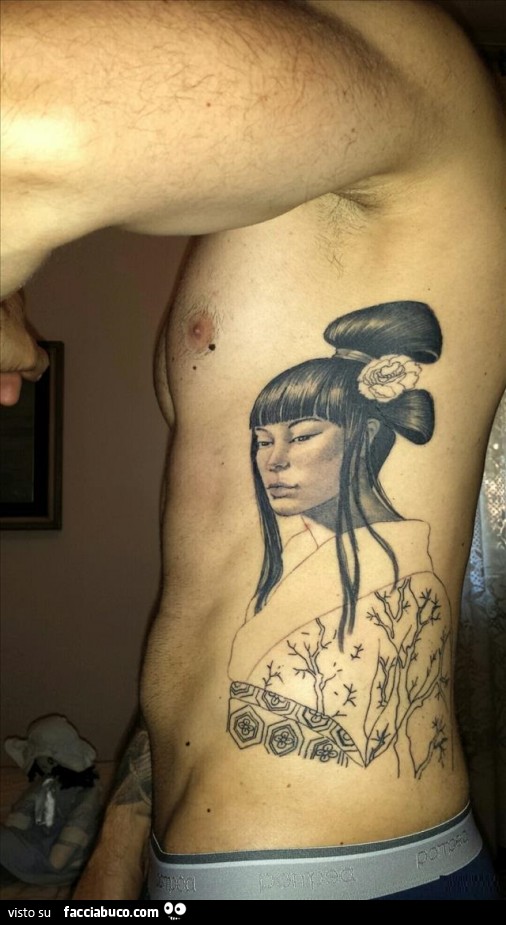Tatuaggio di ragazza giapponese sul fianco