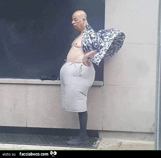 Vecchio in pantaloncini e camicia si ferma sopra il getto d'aria