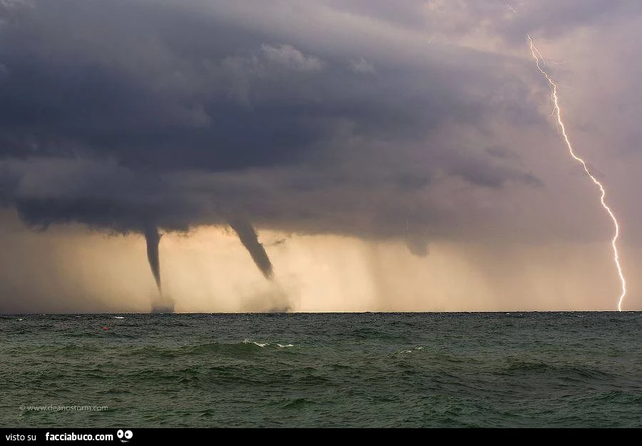 Tempesta in mare con fulmine