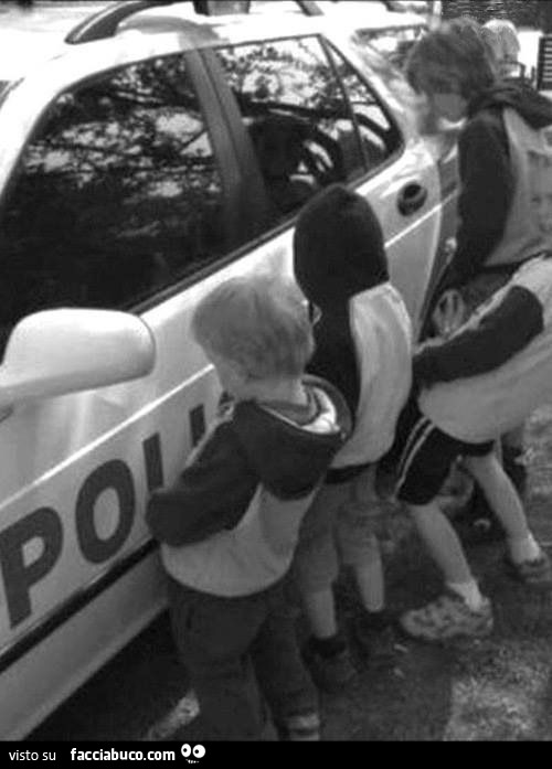 Bambini fanno la pipì sull'auto della polizia