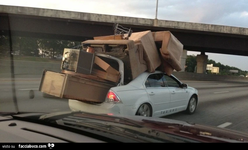 Auto caricata in modo incredibile con mobili e divani
