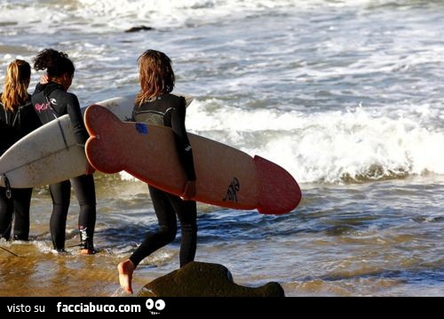 Ragazza fa surf con tavola a forma di cazzo