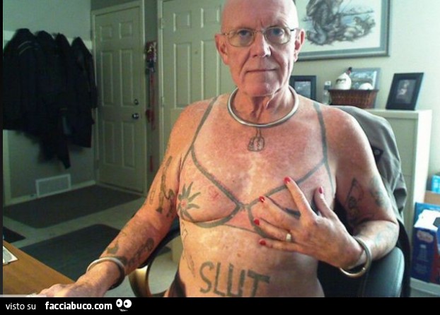 Vecchio con tatuaggio di reggiseno sul petto e la scritta SLUT