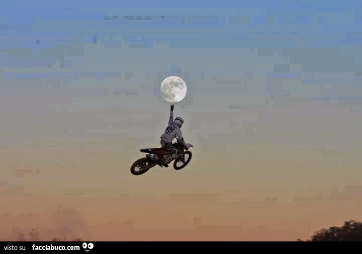Salto con moto cross, quasi a toccare la luna