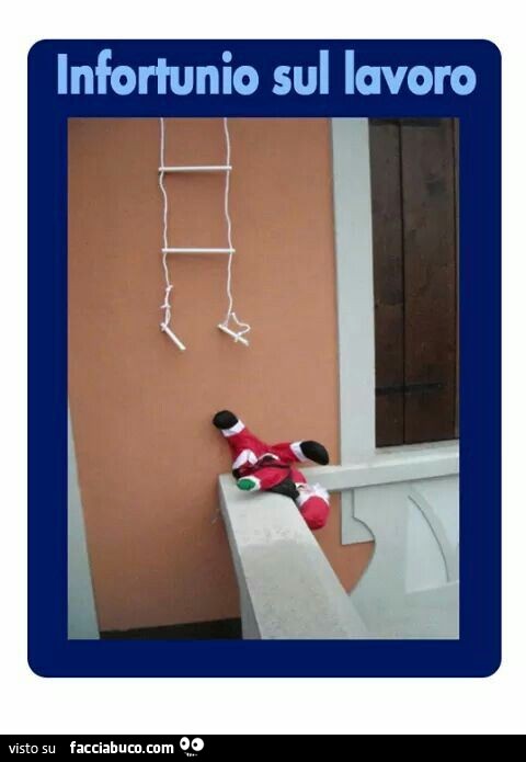 Il Babbo Natale si stacca dalla scaletta. Infortunio sul lavoro